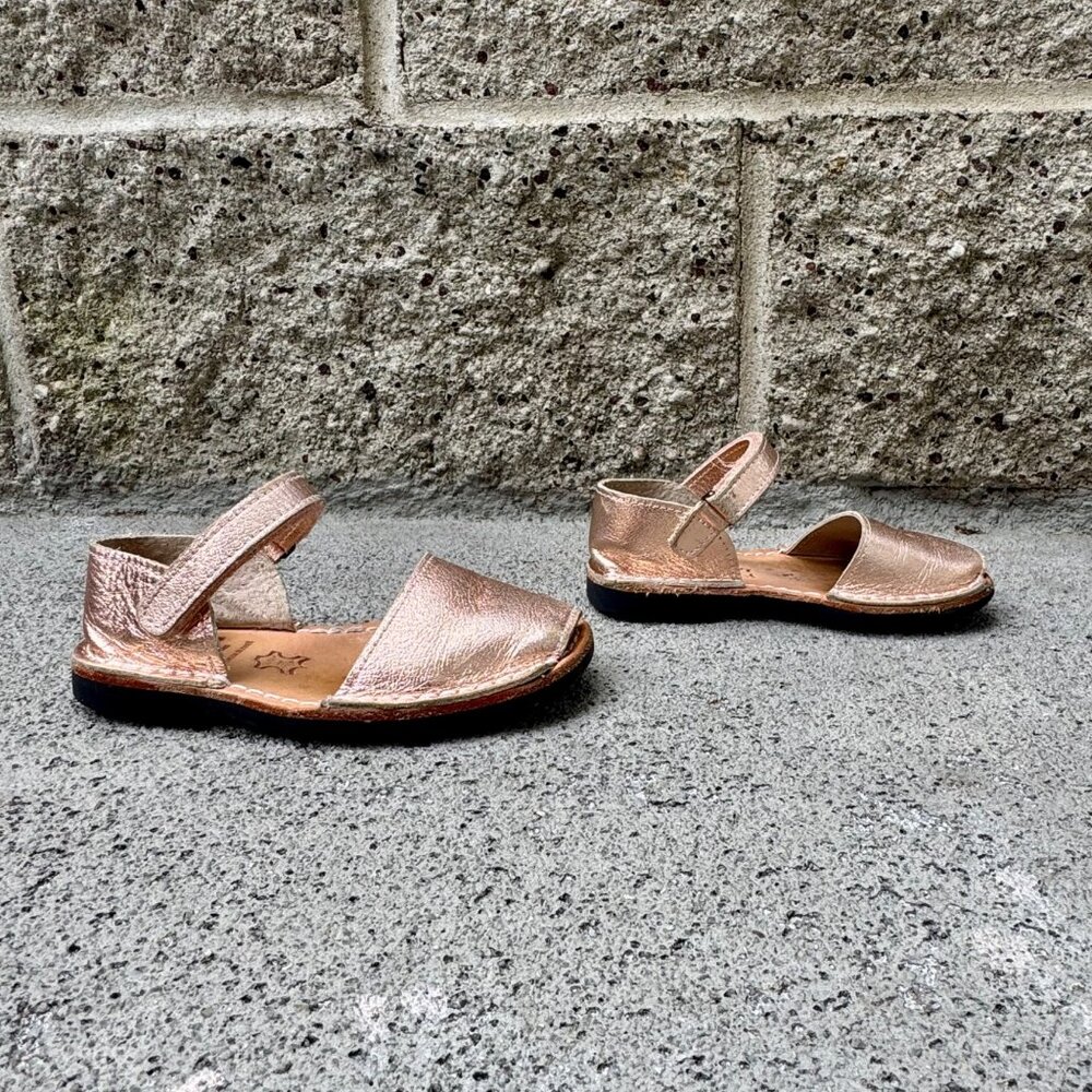 PONS Frailera Style Avarca Shoes Girls 26 EU 9.5 US Metallic Rose Gold Sandals - Picture 2 of 9
